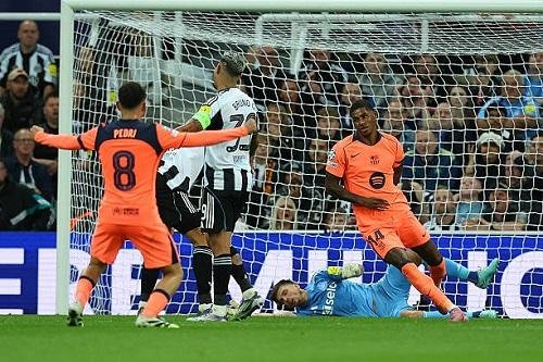 برشلونة ونيوكاسل يتنافسان على ضم موهبة نرويجية في يناير