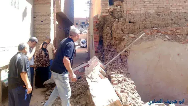 انهيار جزء من مبنى قديم في الب...