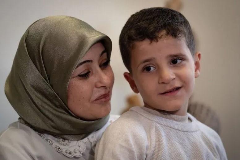 ماذا فعلت لأفقد ساقي؟.. قصة صمود الطفل الفلسطيني مؤمن بعد 6 ساعات تحت ركام منازل غزة