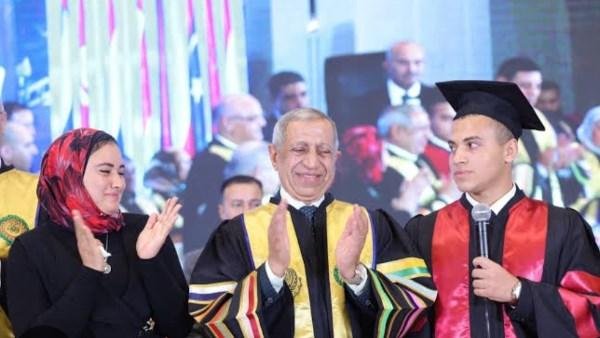 محافظ الإسكندرية ورئيس الأكاديمية البحرية يكرمان نجل الشهيد أحمد المنسي في حفل تخرجه