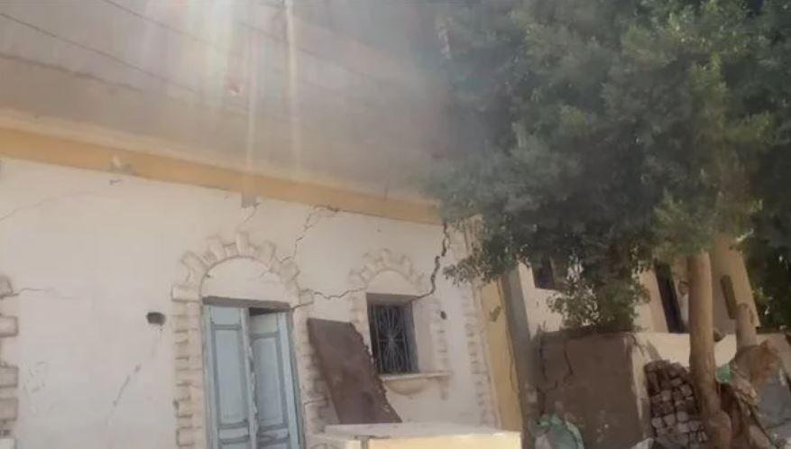 حياة كريمة تفحص منازل تعرضت للتصدع بقرية بني محمد شعراوي في المنيا