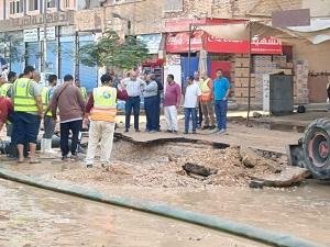 حملات مكثفة لرفع الإشغالات وتحسين الإنارة وإصلاح كسر خط مياه الشرب بحي السلام أول