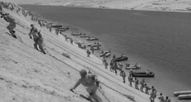 من خراطيم المياه إلى القوارب المطاطية.. كيف تغلب المصريون على خط بارليف؟