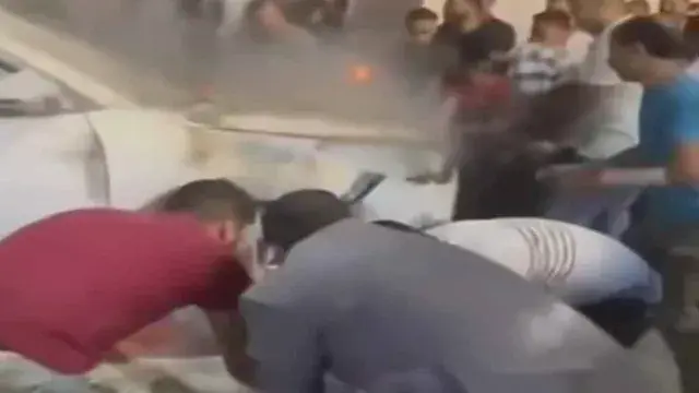 بداخلها أسرة كاملة.. نائب برلماني يشارك في إطفاء سيارة اشتعلت بدمنهور- فيديو وصور