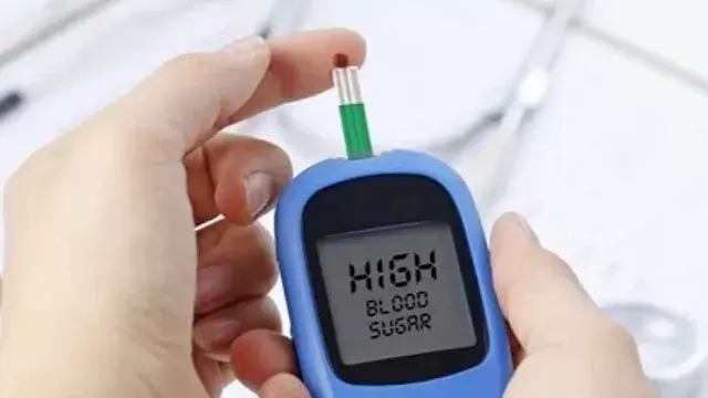 أيهما أكثر خطورة على مرضى السكري.. التدخين أم الإفراط في تناول السكر؟