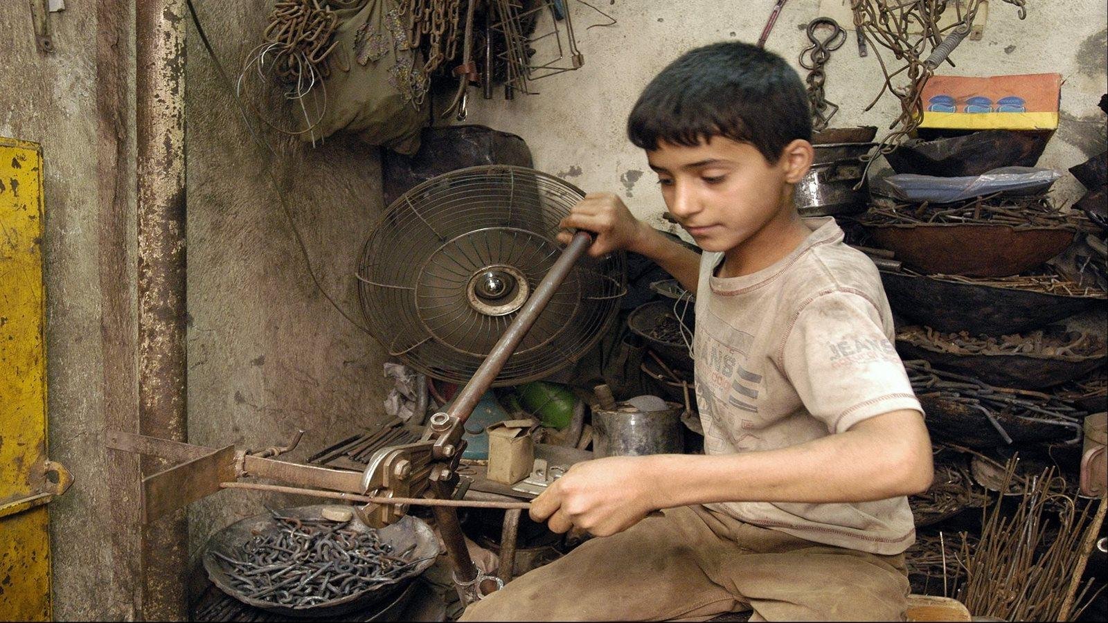 ضوابط حماية الأطـ.فال في سوق العمل بالقانون