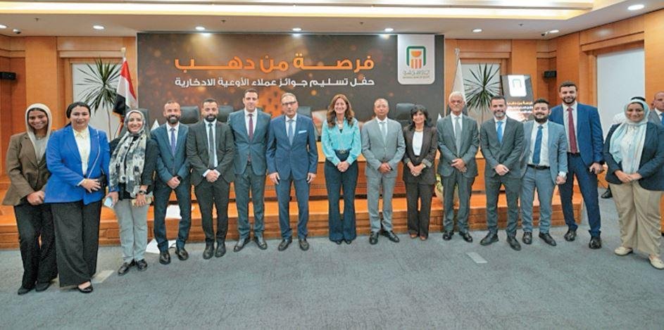 البنك الأهلي يسلم الجوائز للعم...