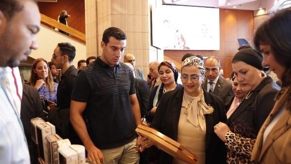 رئيسة قومي المرأة تتفقد معرض ديارنا على هامش فعاليات مؤتمر الهوية الوطنية