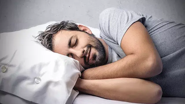 ماذا يحدث لجسمك عند النوم أقل...
