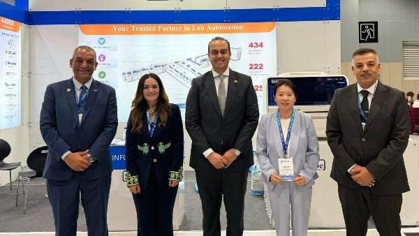 السبكي يتفقد أجنحة المعرض الطبي المصاحب للمؤتمر العالمي الـ 49 للمستشفيات بكوريا الجنوبية