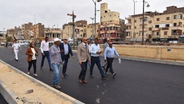 شوارع ضيقة تنتظر التطوير.. محافظ الأقصر يُوجّه باستخدام الإنترلوك في منطقة غرب السكة الحديد | شاهد