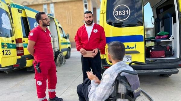 الهلال الأحمر المصري يستقبل الدفعة 94 من الجرحى والمصابين الفلسطينيين ويودع المتعافين