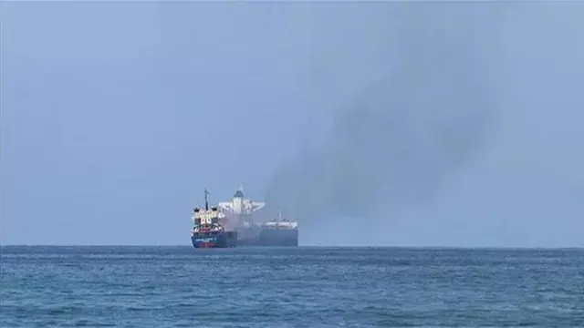 بلاغ عن إصابة سفينة تجارية بمق...