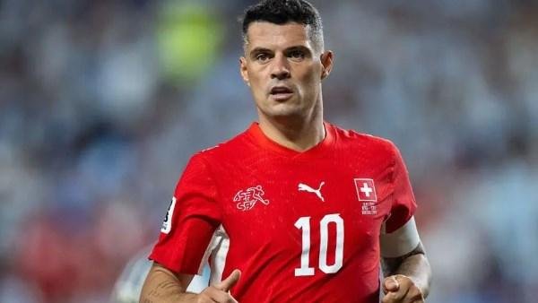 بسبب تزوير تطعيم كوفيد .. استبعاد قائد منتخب سويسرا من القائمة