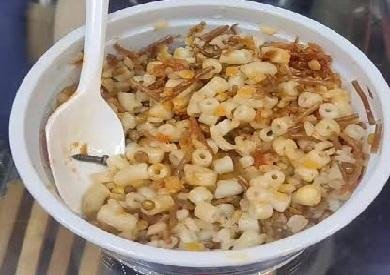 الكشري والفول...أستاذ دراسات بيئية يحذر من خطورة حفظ الطعام الساخن في علب بلاستيكية