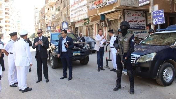 مدير أمن سوهاج يتفقد التمركزات الأمنية بميدان الثقافة وشارع الجمهورية ومدخل العمرة