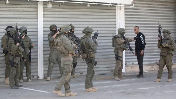 إصابة فلسطيني إثر اعتداء الاحتلال الإسرائيلي عليه جنوب نابلس