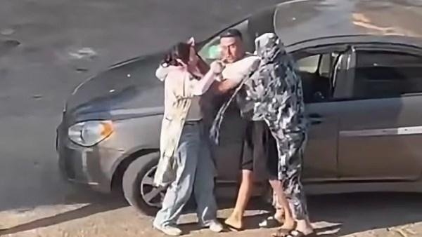 صرخات استغاثة في الشارع.. زوج يعتدي على زوجته أمام المارة بالإسماعيلية| صور