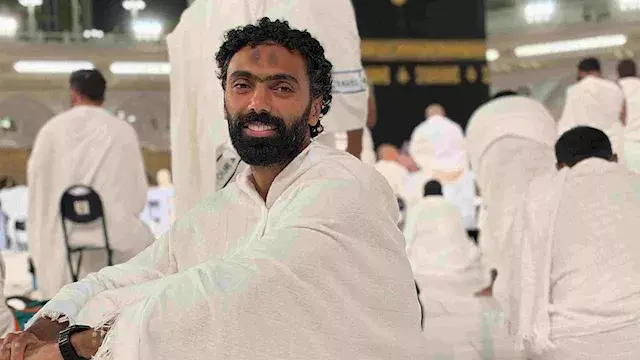 "الحمد لله".. حسين الشحات ينشر صورًا جديدة له أثناء أداء مناسك العمرة