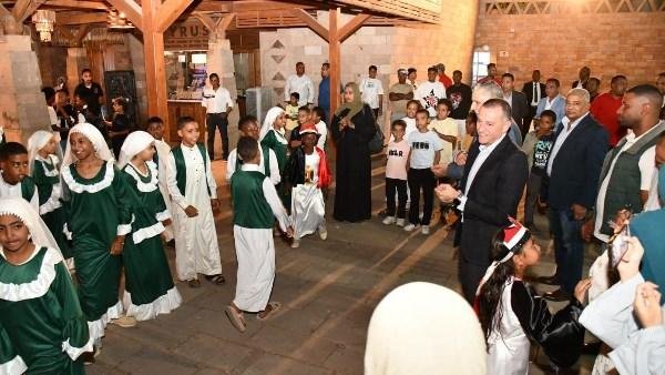محافظ أسوان يشهد عرضاً فنياً متميزاً لطلاب مدارس أبو سمبل السياحية