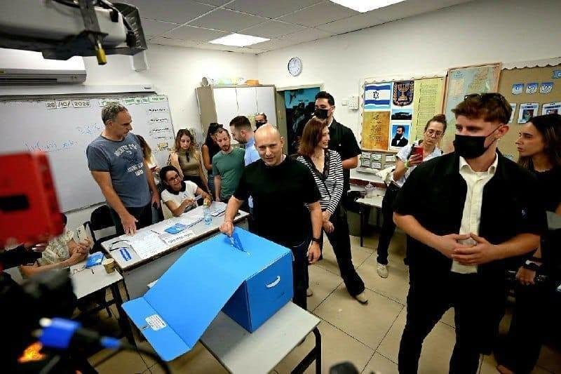 بينيت يتهم الليكود بتتبع الناخبين الإسرائيليين في مراكز الاقتراع
