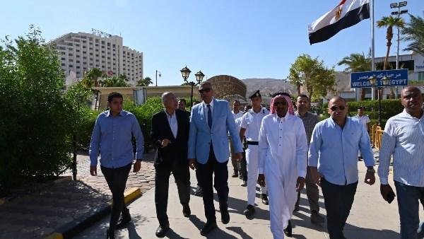 محافظ جنوب سيناء يتابع حركة العابرين بمنفذ طابا ويؤكد تيسير الإجراءات