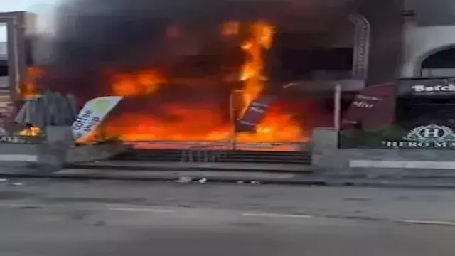 بعد إخماد النيران.. الحماية المدنية تبدأ تبريد موقع حريق محل بطاريات شارع رمسيس