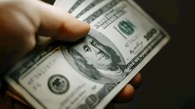 انخفض في بنكين.. سعر الدولار مقابل الجنيه مع بداية تعاملات الأحد