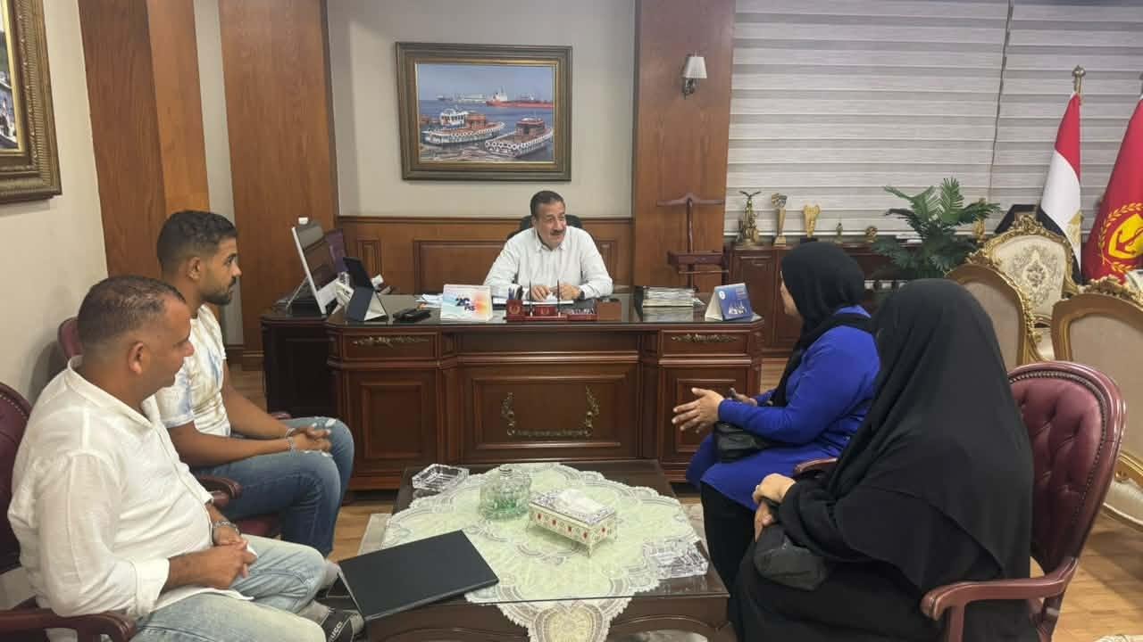 محافظ بورسعيد يوجه بصرف مساعدات مالية لأسرة متضررة من حريق مسكنها وإعادة تأهيل الوحدة