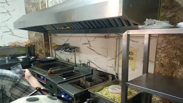"حشرات في الأكل وحالات تسمم".. غلق وتشميع مطعم وفروعه الثلاثة بالإسكندرية