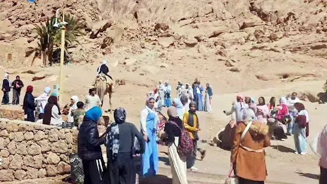 سانت كاترين تستقبل 1000 زائر ومدن جنوب سيناء الساحلية تتأهب للرياح والأمواج العالية -صور