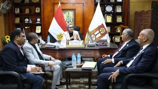 أخبار الوادي الجديد: المحافظ تلتقي أعضاء مجلسي النواب والشيوخ.. وتعلن مبادرتين لدعم مزارعي ومنتجي التمور