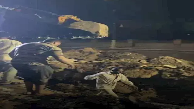 بالصور.. الدفع بمعدات ثقيلة لل...