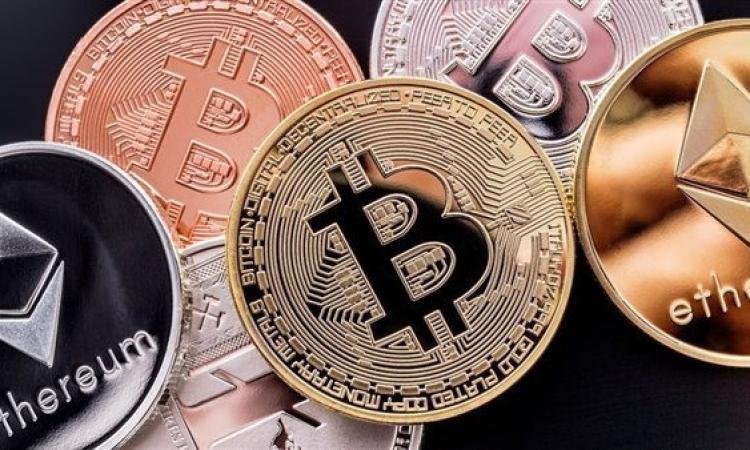 بيتكوين تتراجع إلى 77.2 ألف دو...