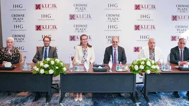 كلييك للتطوير العقاري توقع اتفاقية مع " IHG" العالمية لإدارة فندق كراون بلازا القاهرة الجديدة