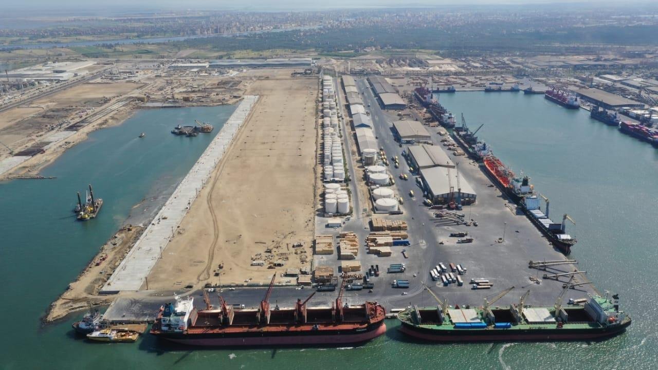ميناء دمياط يستقبل 14 سفينة ويصدر 27963 طنا من البضائع خلال 24 ساعة