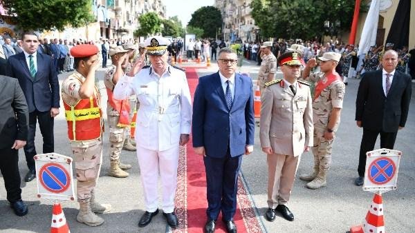 بمناسبة انتصارات أكتوبر.. محافظ قنا يضع إكليل زهور على النصب التذكاري للشهداء