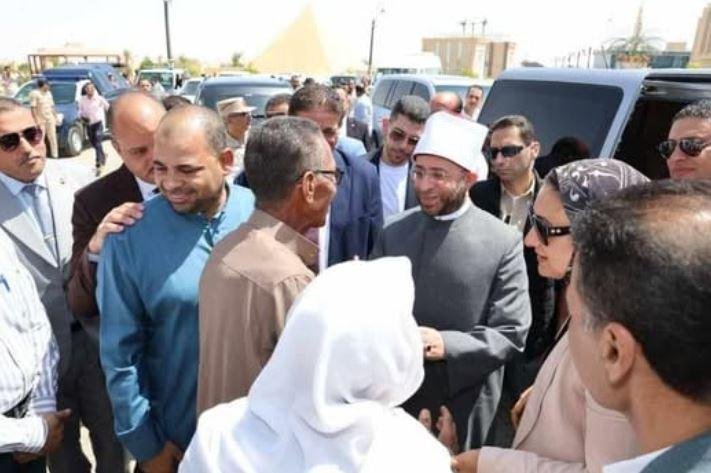 وزير الأوقاف ومحافظ الوادي الجديد يودعان أوائل الشهادات الثانوية المتجهين لأداء العمرة