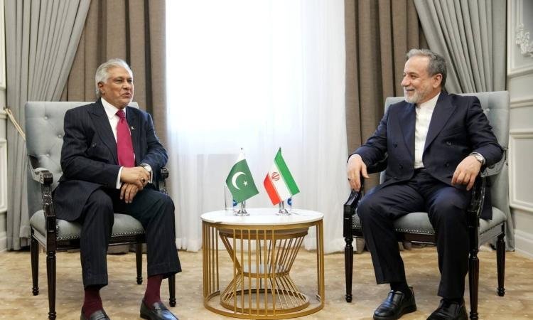 وزير الخارجية الباكستاني يبحث أحدث التطورات الإقليمية مع نظيره الإيراني