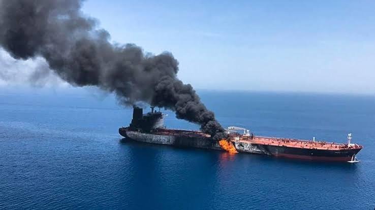 هيئة بريطانية: إصابة فردين من طاقم ناقلة نفط استُهدفت بمضيق هرمز