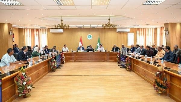 محافظ الشرقية يترأس اجتماع اللجنة العليا لانتخابات مجالس إدارات الجمعيات الزراعية