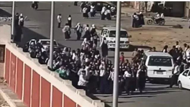 خلافات بين عائلتين امتدت للطالبتين.. مشاجرة أمام مدرسة في السويس - فيديو وصور