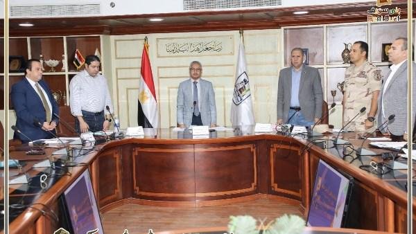 محافظ بني سويف يستهل اجتماعا بالوقوف وقراءة الفاتحة ترحماً على ضحايا حادث أمس.. ويتوجه بالعزاء لأسرهم ويتمنى الشفاء للمُصابين