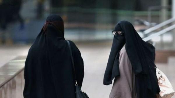 إيطاليا تحظر ارتداء البرقع والنقاب داخل المدارس