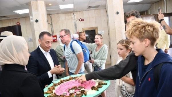 أخبار أسوان| جهود مكثفة فى ليلة تعامد الشمس وإستقبال الأفواج السياحية بالهدايا الفرعونية بمدينة أبو سمبل السياحية.. والإستماع لمطالب أهالى المدينة