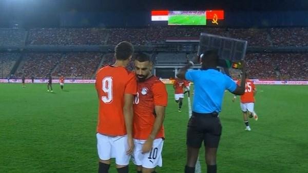 حسام حسن يجري تبديلين أمام أنجولا.. خروج محمد صلاح ومشاركة زيزو