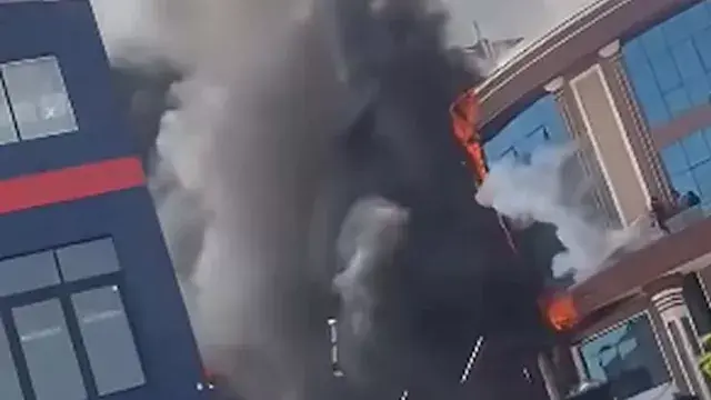 الدخان غطى المكان.. حريق مفاجئ...