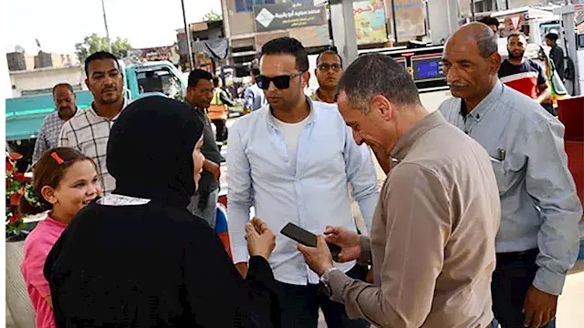 بالصور- محافظ أسوان يفاجئ محطا...