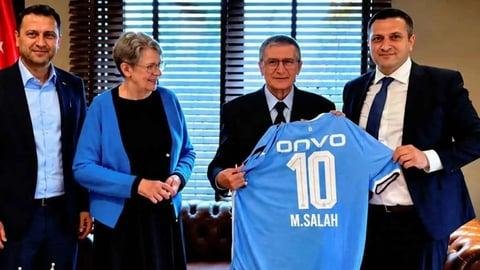 الاتحاد التركي يهدي الفائز بجائزة نوبل قميص صلاح مع طرابزون سبور