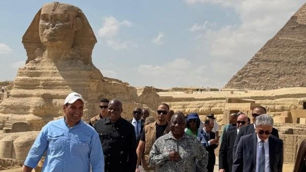 منبهرا بعظمة الحضارة المصرية.. رئيس جنوب أفريقيا يتوقف أكثر من مرة أمام مقتنيات المتحف الكبير